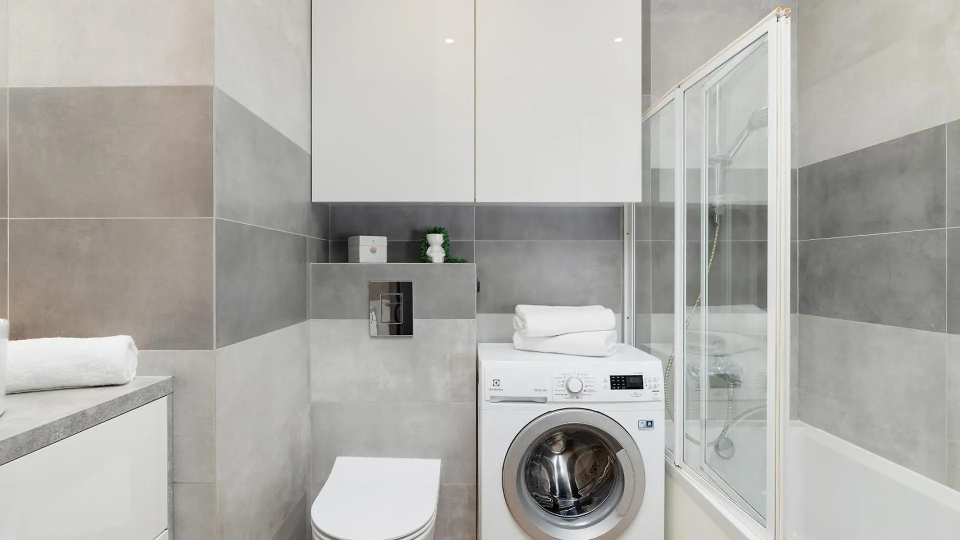 Spacious Apartment For 6 Guests In Krakow With Home Office By Noclegi Renters