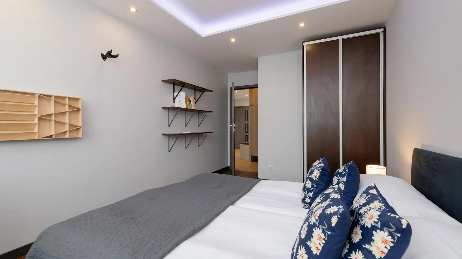 Spacious Apartment For 6 Guests In Krakow With Home Office By Noclegi Renters Poland