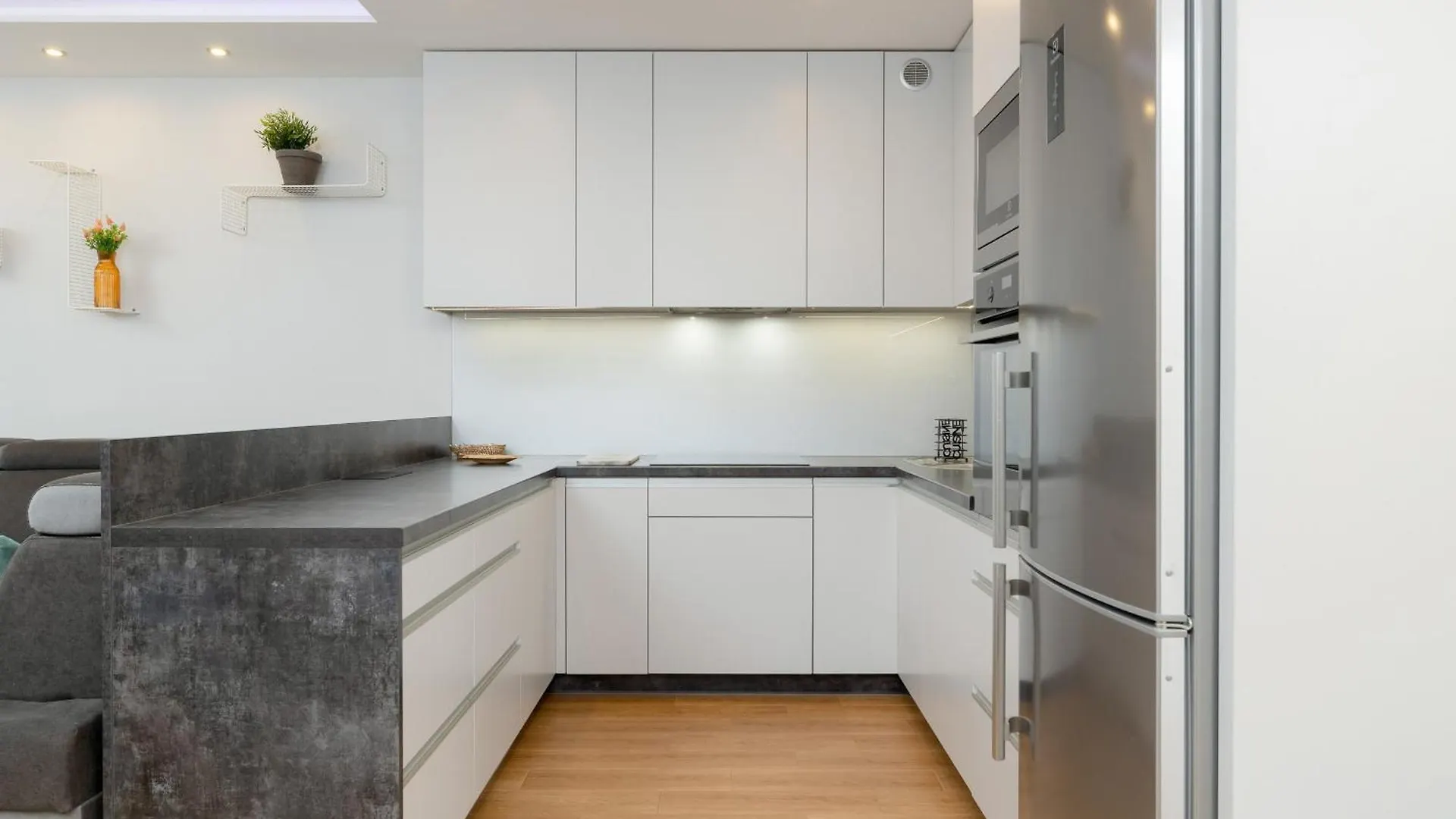 Spacious Apartment For 6 Guests In Krakow With Home Office By Noclegi Renters