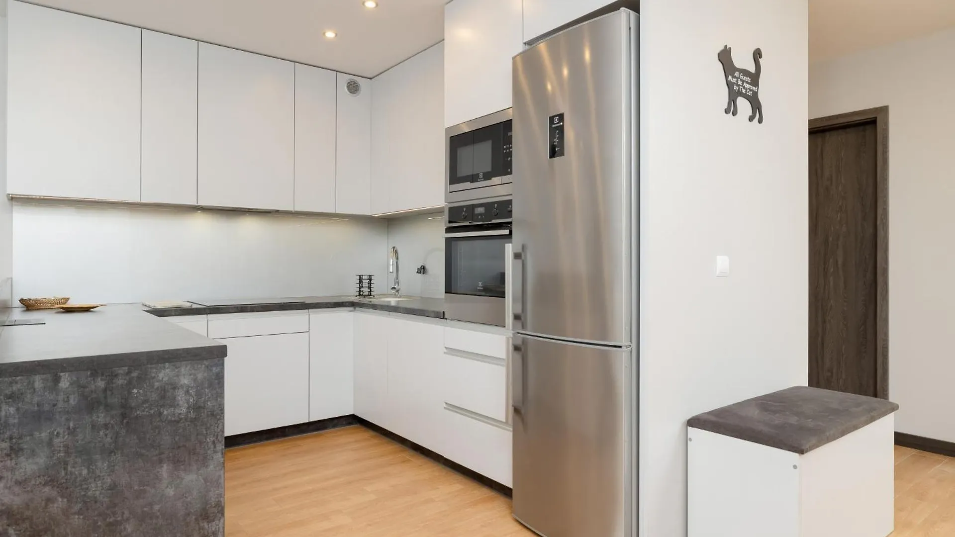 Spacious Apartment For 6 Guests In Krakow With Home Office By Noclegi Renters
