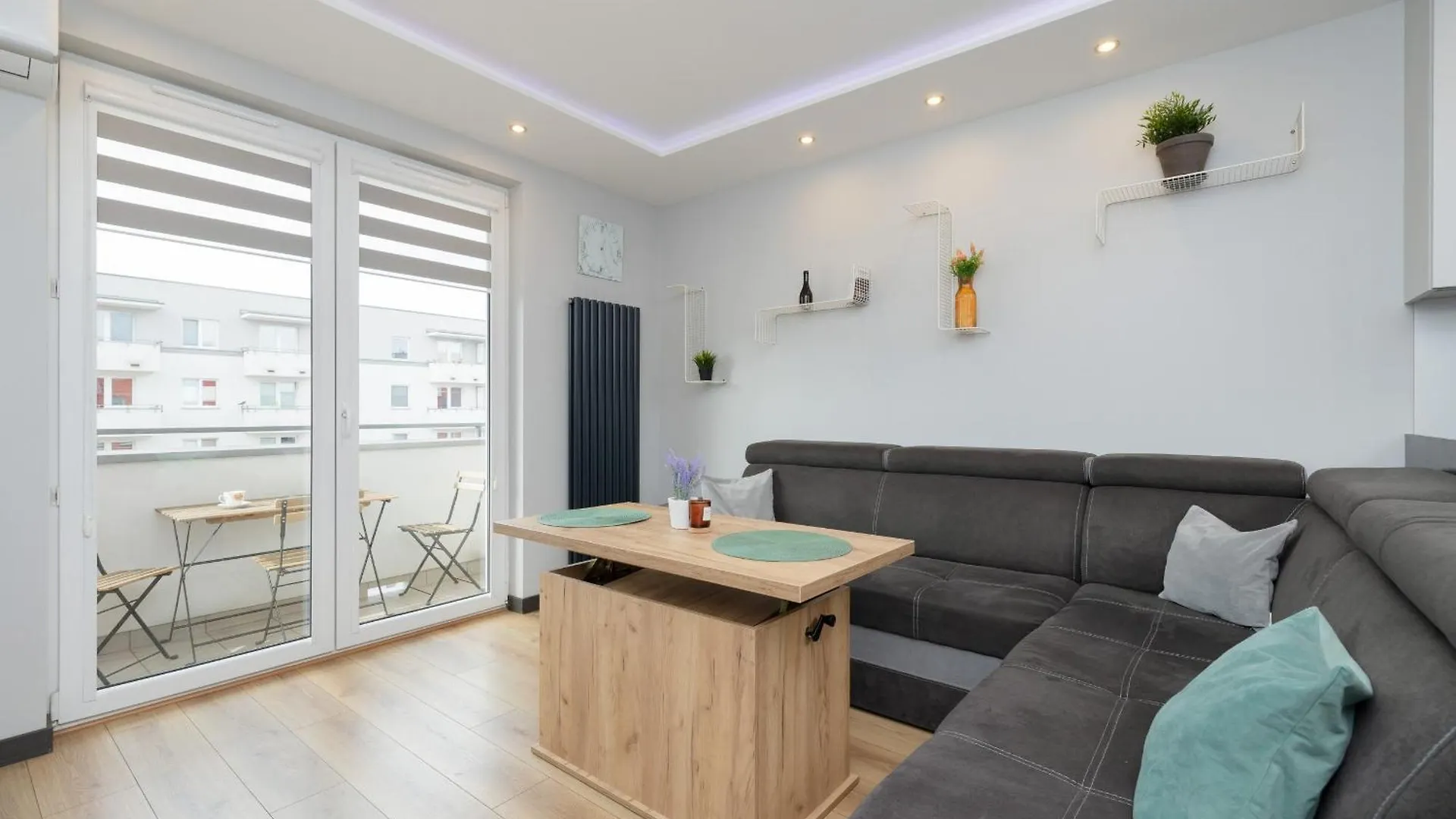 Spacious Apartment For 6 Guests In Krakow With Home Office By Noclegi Renters