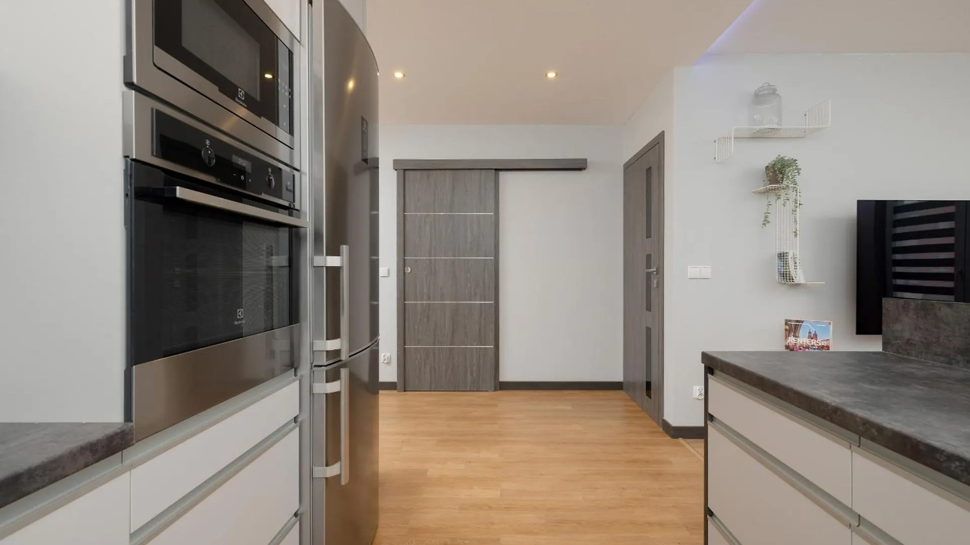 Spacious Apartment For 6 Guests In Krakow With Home Office By Noclegi Renters Poland