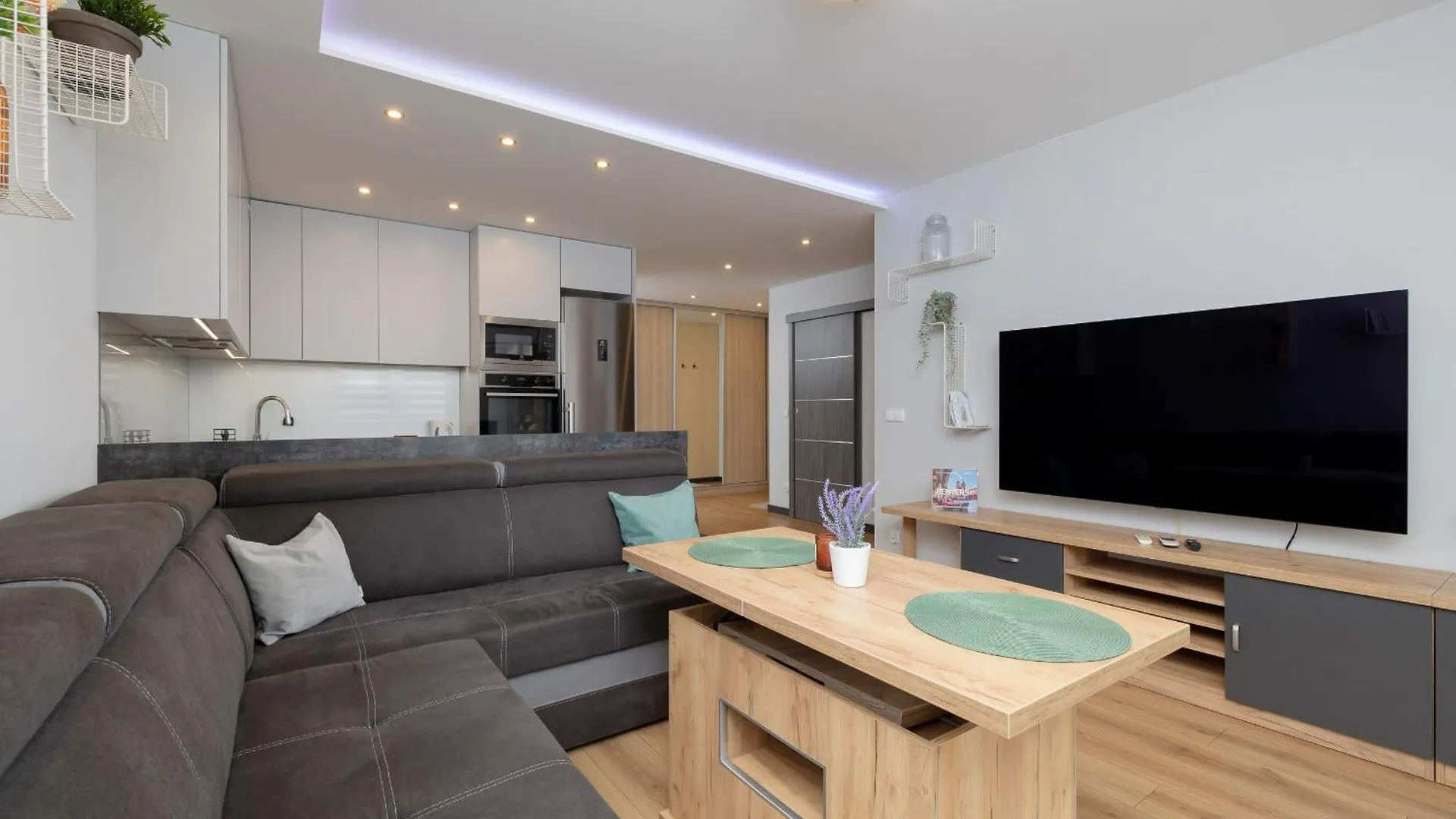 Spacious Apartment For 6 Guests In Krakow With Home Office By Noclegi Renters location